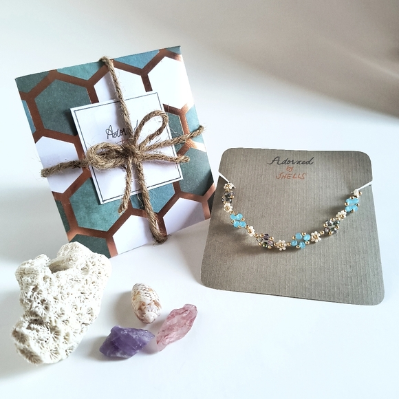 Daisy Dew Drop Blue Beaded Bracelet - Delicate Floral Elegance - Picture 4 of 11